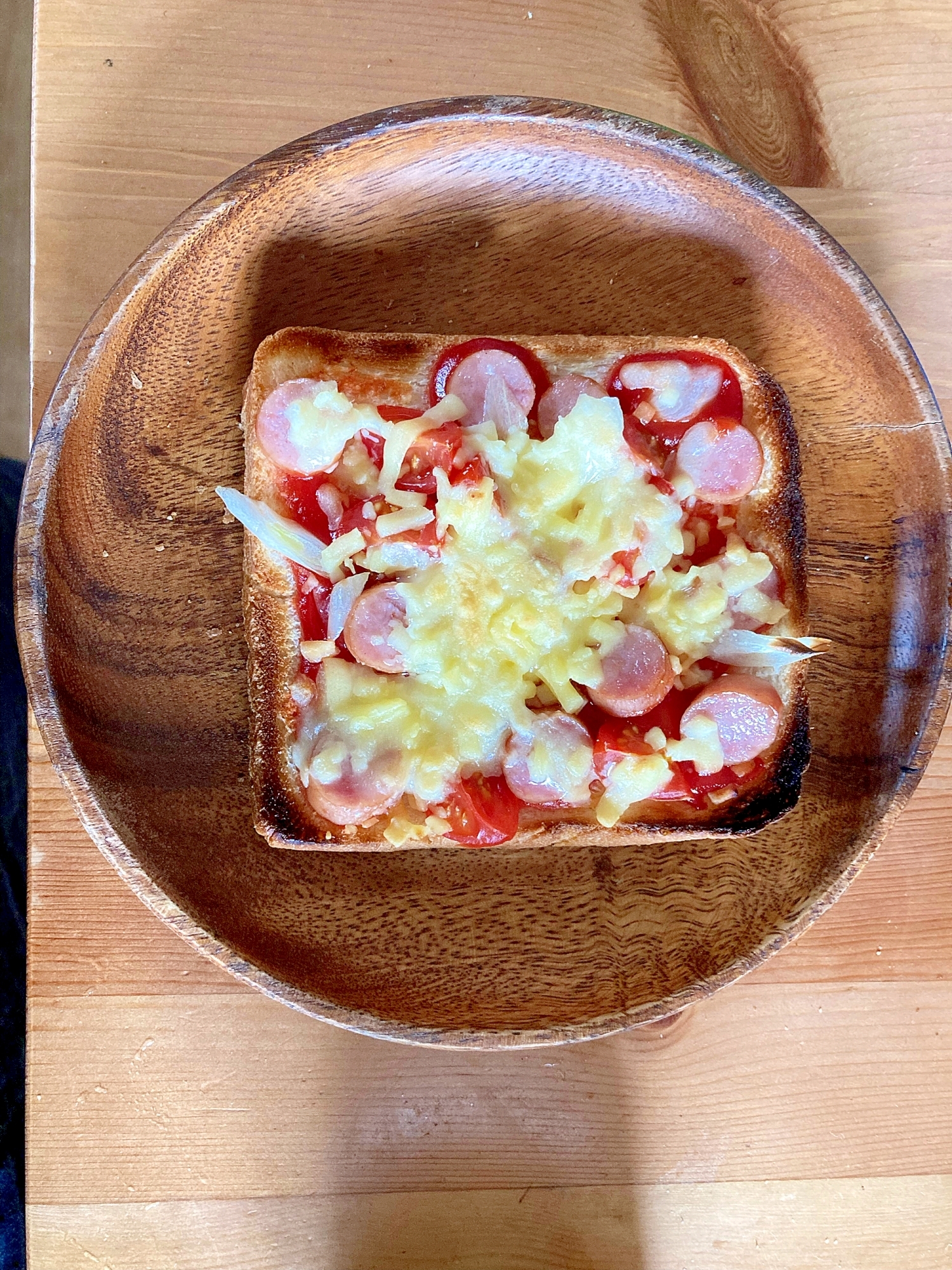 トマトとソーセージのピザトースト