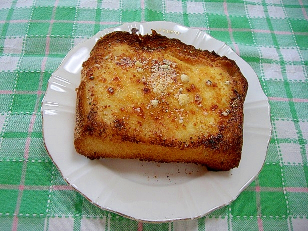 クリームチーズと粉チーズのトースト