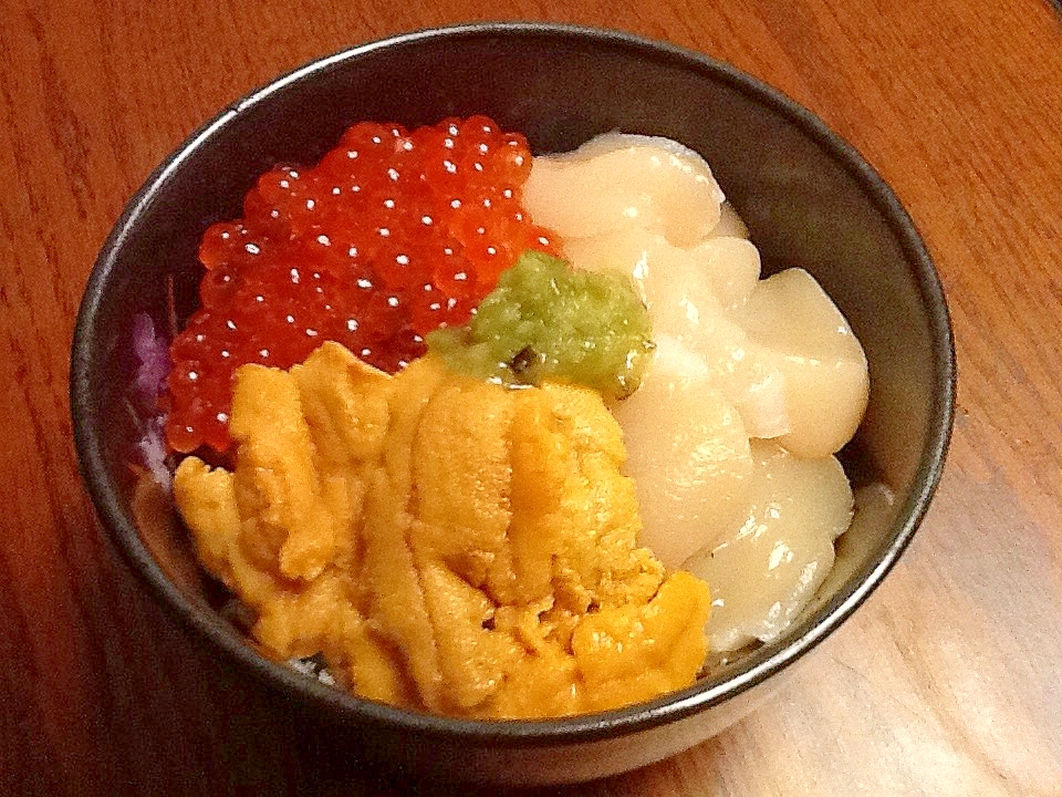 たまには贅沢！三点盛り海鮮丼