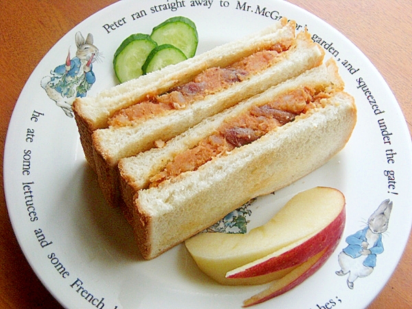 赤い❤ケチャップ入りポテトサラダのサンドイッチ♪
