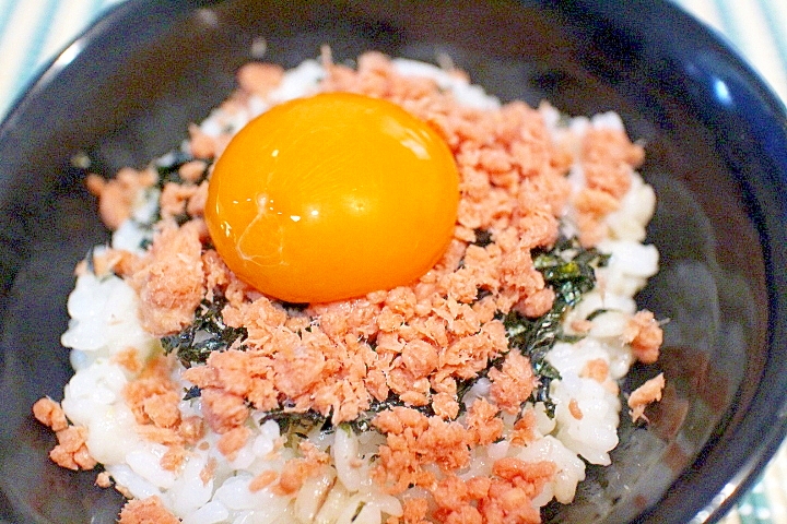 【簡単】夜食にピッタリ　卵黄で満足感を出したミニ丼