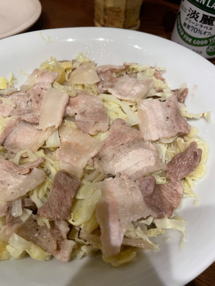 電子レンジで簡単♩キャベツと豚肉の蒸し煮