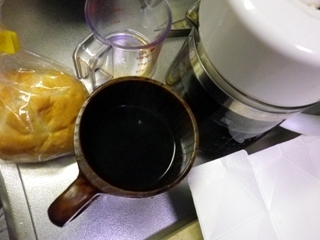 わはは確かにお味噌汁に見えますねー。そんじゃーコーヒーメーカーとミミ（取っ手？）まで入れればちゃんとコーヒーに見えるでしょどどん。って、茶色と焦げ茶色でまっ黒。