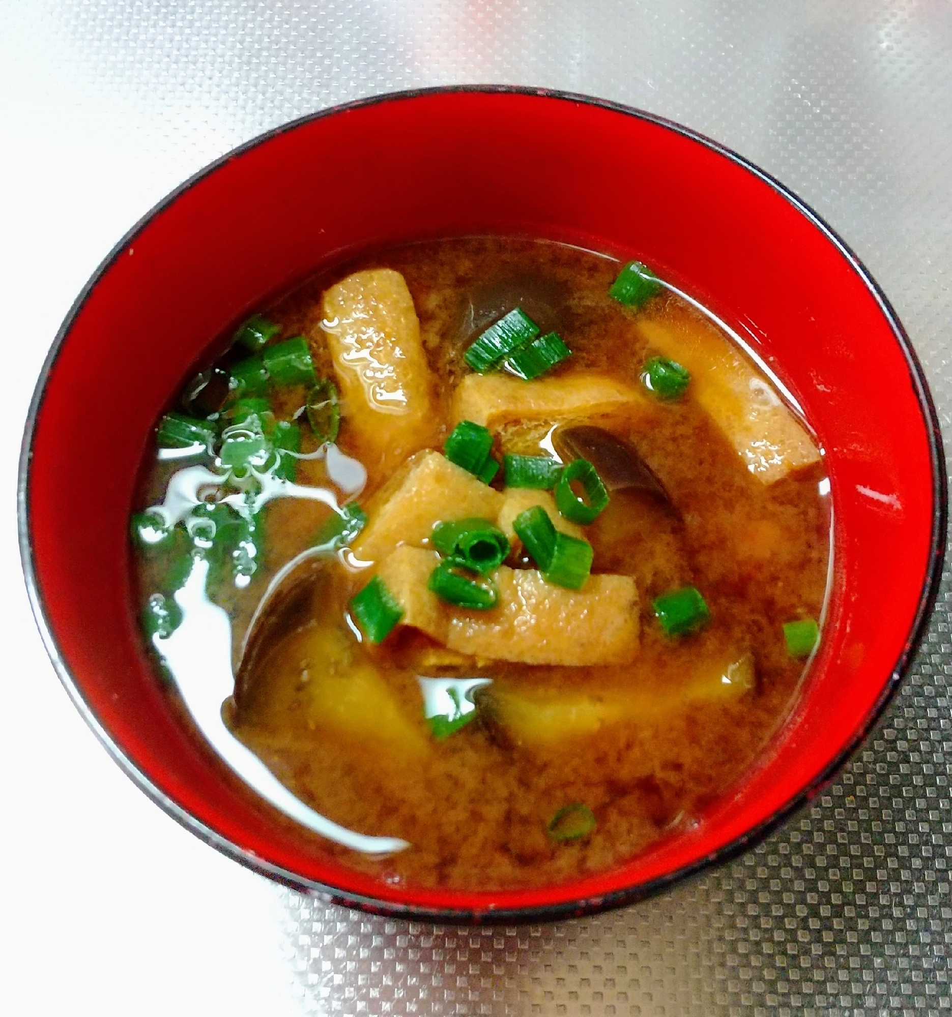 赤味噌で☆なすと油揚げの味噌汁