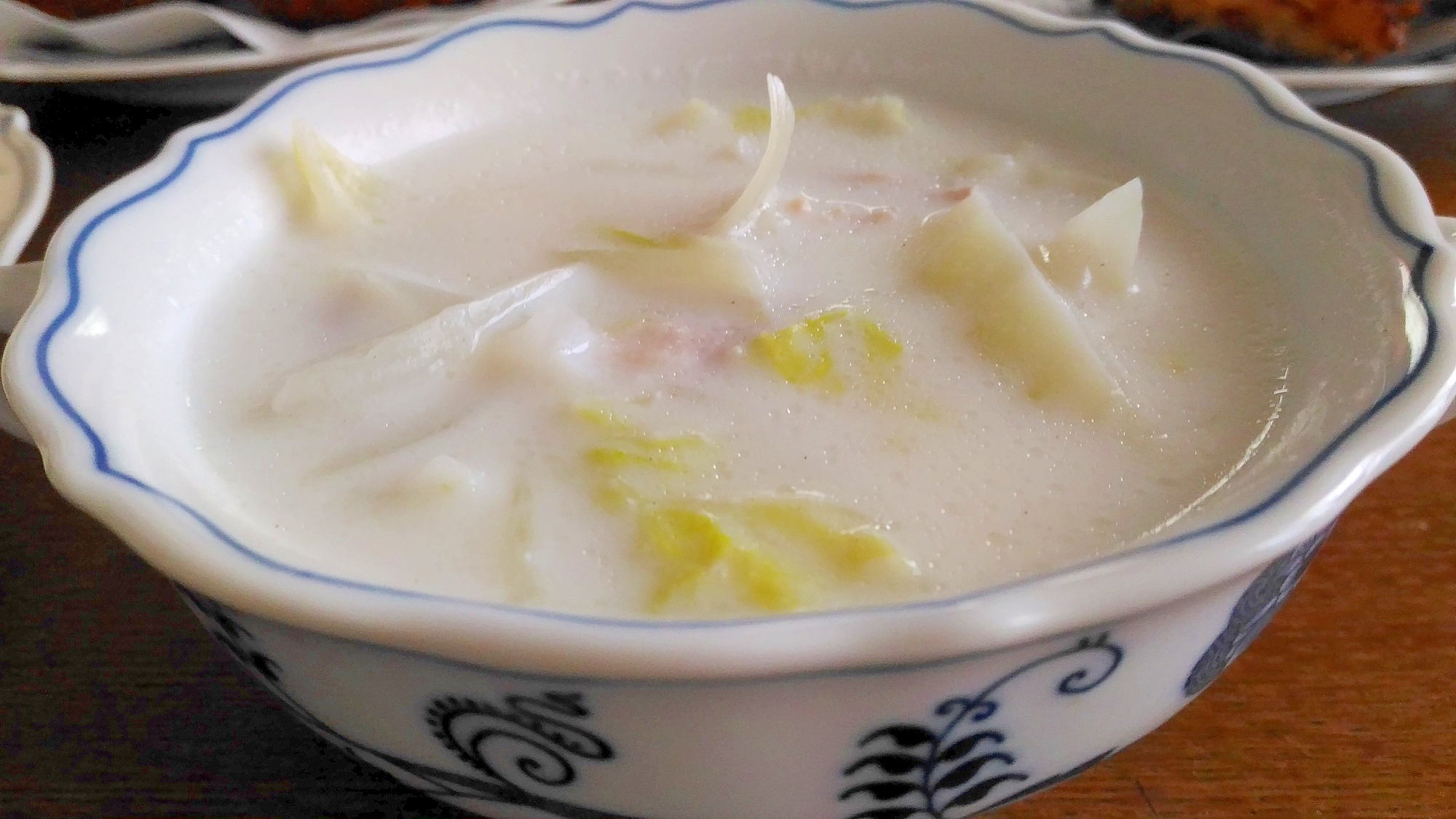 白菜と玉葱、豚肉の味噌ミルクスープ