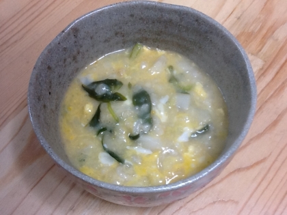 初めて七草粥を作りました。めんつゆで味付けなので、簡単でいいですね。卵も投入させていただきました(^_-)-☆。