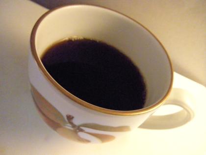 今日は（も？）暴飲暴食してしまったのでちょっと自粛でシンプルにブラックコーヒーを・・(^_^;)そんな切ない気持ちが甘いバニラの香りに癒されましたぁ(>_<)♡