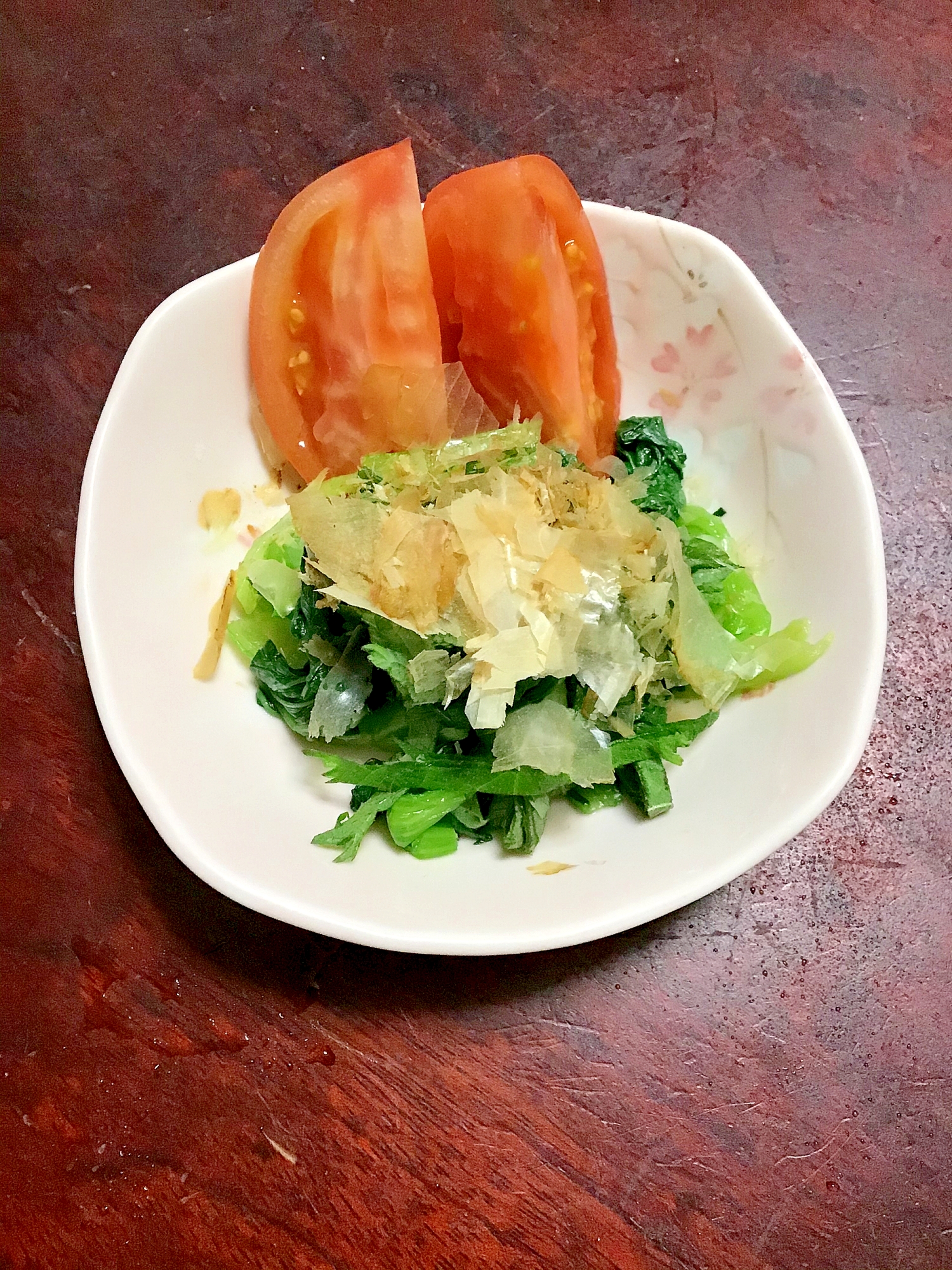 小松菜のマグロ節のお浸しと冷やしトマト。