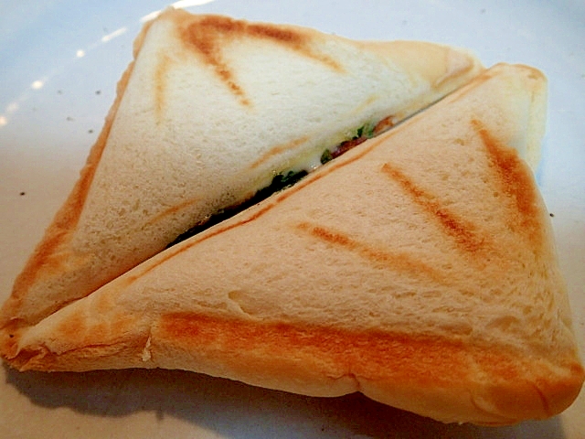 お子さまにも　ベーコンと水菜とチーズのホットサンド