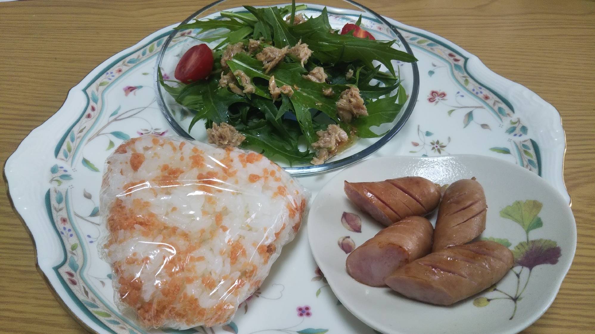 鮭フレークお握りと水菜ツナサラダとウインナーの朝食