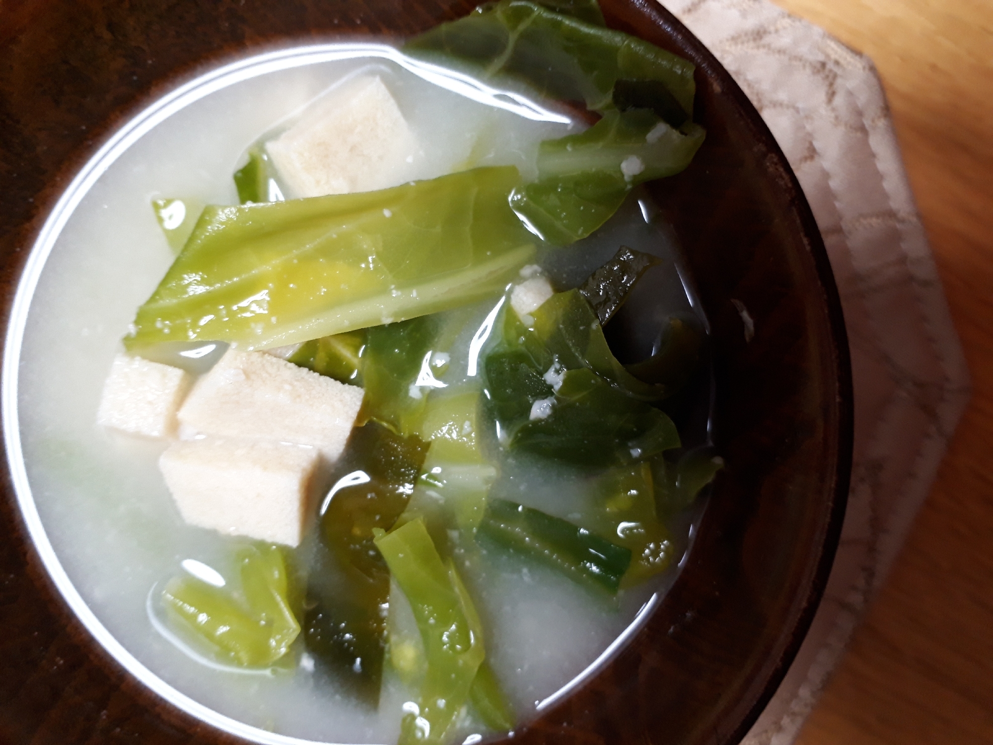 高野豆腐とキャベツとワカメのお味噌汁