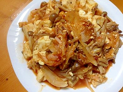 豆腐としめじと玉ねぎのスパイシーケチャップ炒め煮