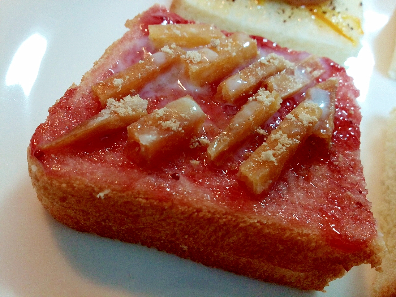 苺ジャムと芋けんぴのミニトースト