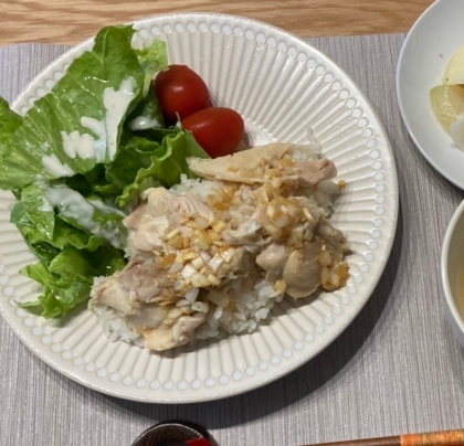 初めてカオマンガイに挑戦しました！いい感じにご飯が炊けて、美味しかったです。タレには白ネギを追加してみました。