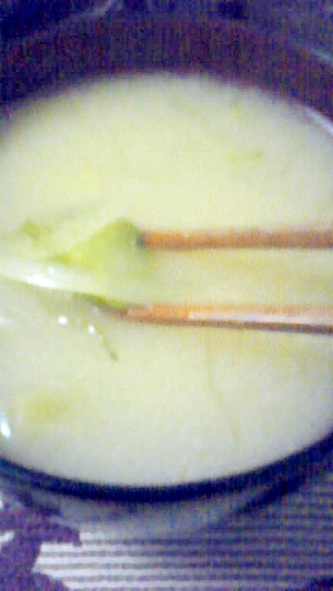 ブロッコリーの茎とたまねぎの味噌汁
