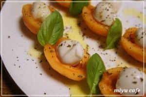 白い皿に並べられたびわとモッツァレラのカプレーゼ