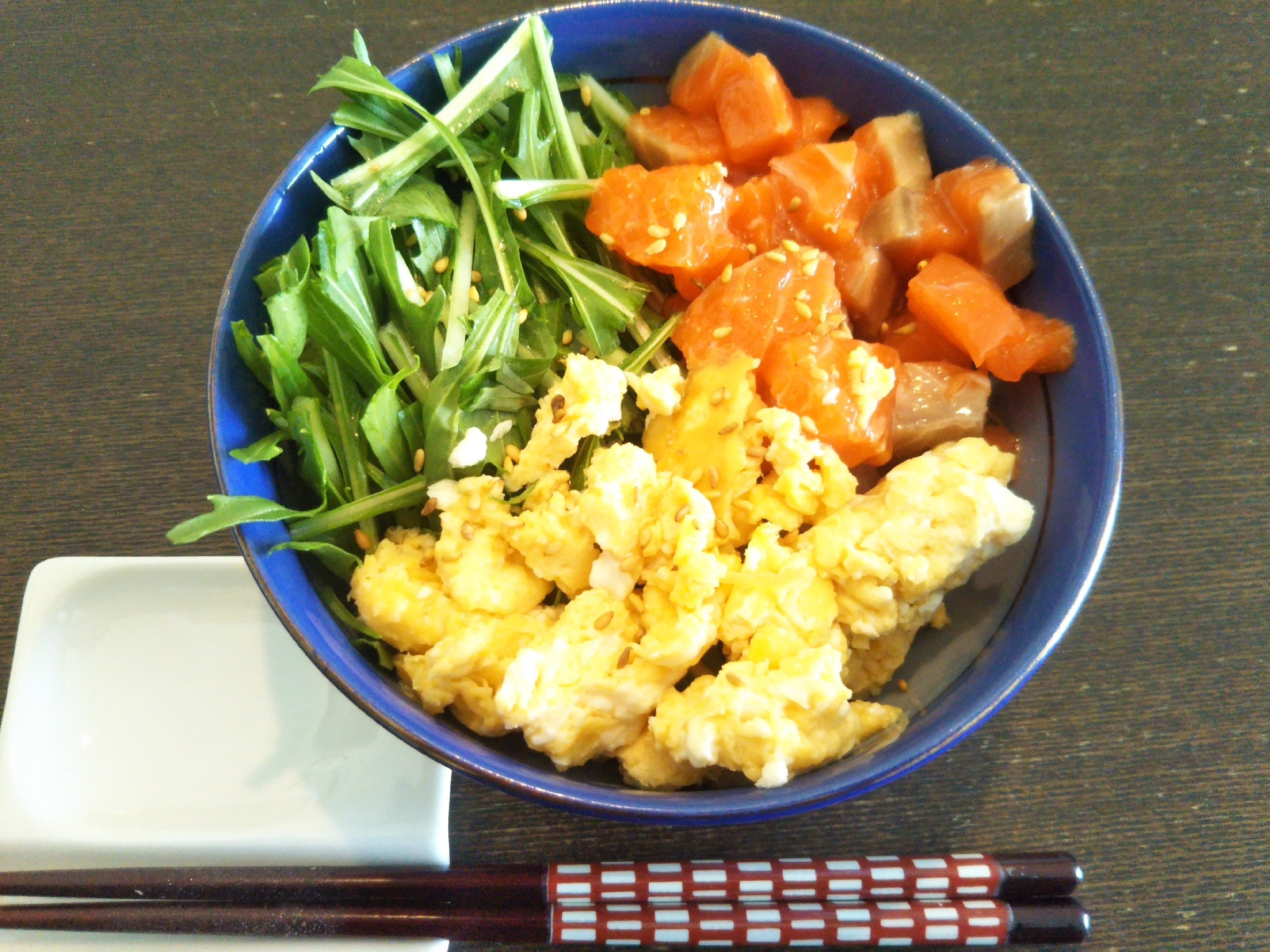 サーモンと炒り卵の簡単三色サラダ丼