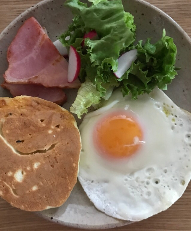 目玉焼きとパンケーキの朝ごはん