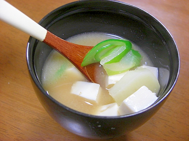 じゃがいもとネギと豆腐のお味噌汁