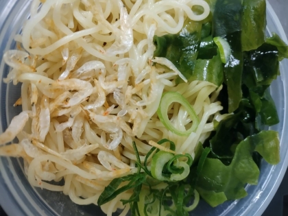 素干しエビとわかめとねぎのざるラーメン