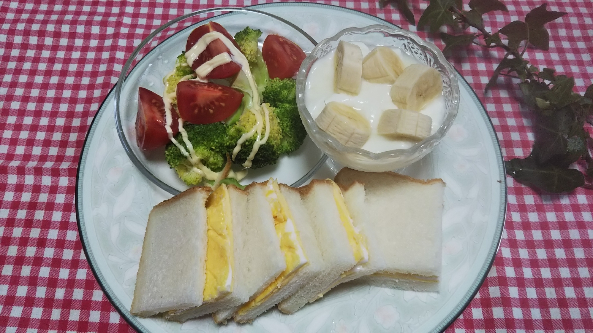 卵サンドとブロッコリートマトとバナナヨーグルト☆