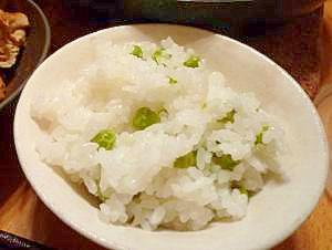 シンプルに春を満喫☆炊飯器で簡単!えんどう豆ご飯