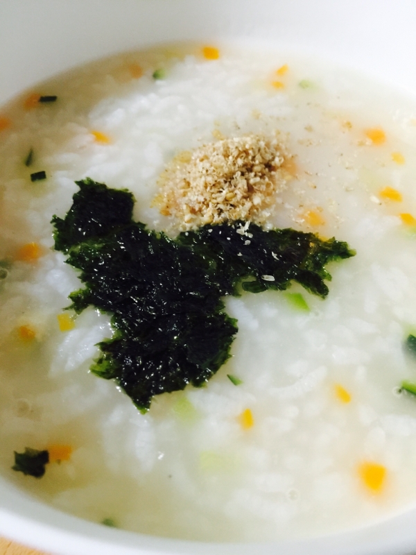 器に盛られた野菜たっぷり韓国風がゆ