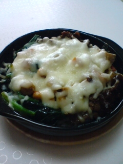 ほうれん草と牛肉のチーズのオーブン焼き