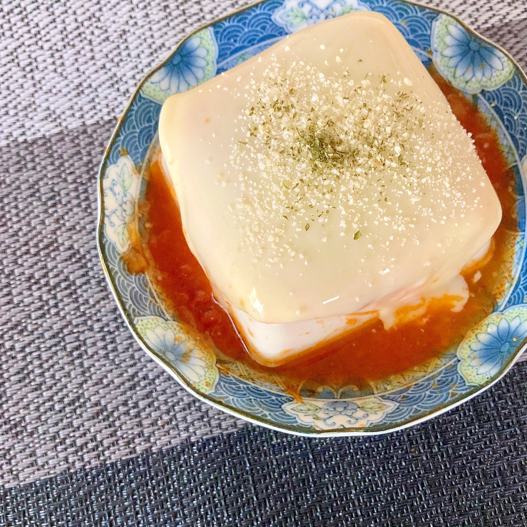 和皿に盛られたカレーとチーズの温豆腐