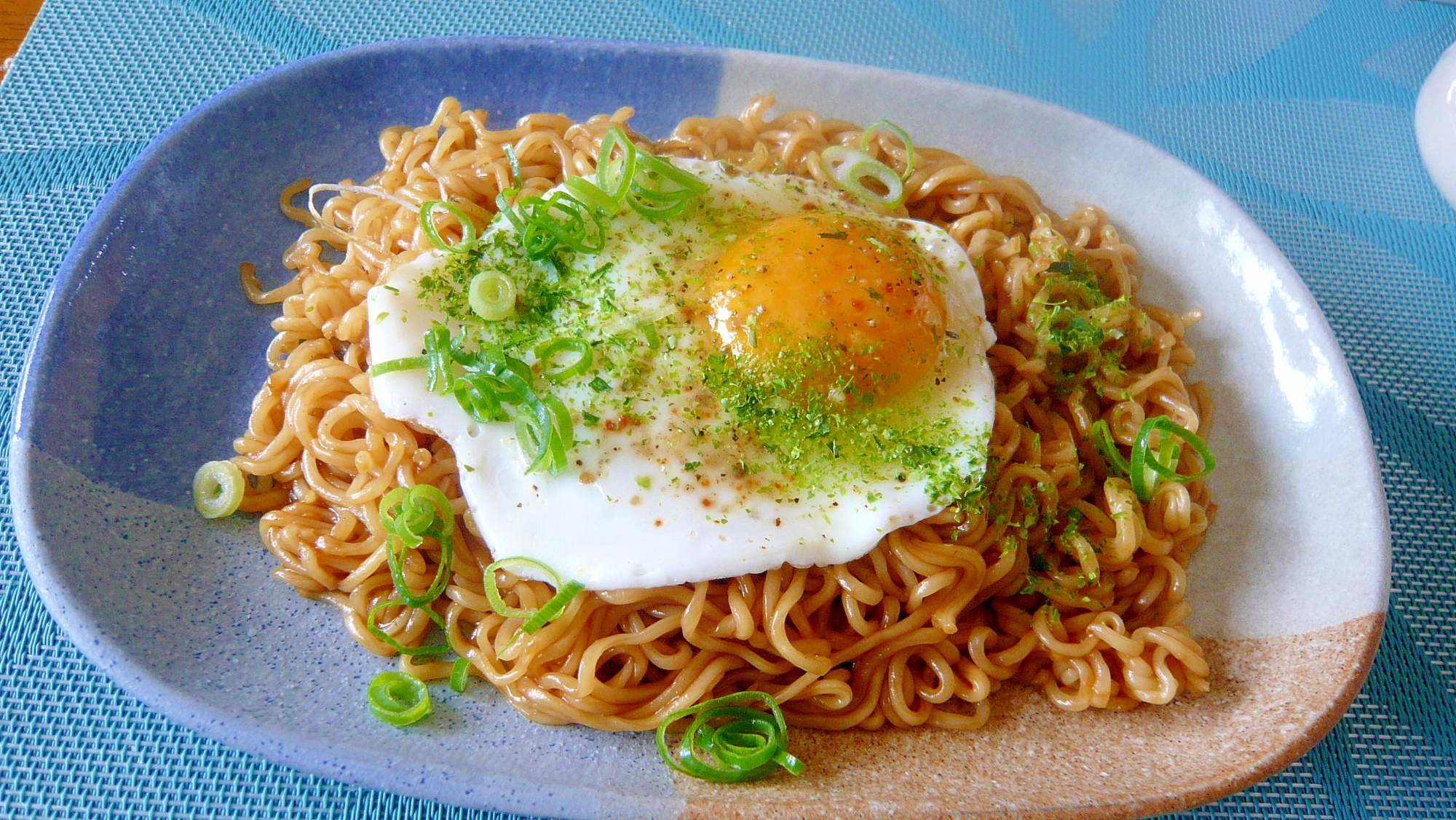 ♥インスタントをより美味しく！　目玉乗せ焼きそば♥