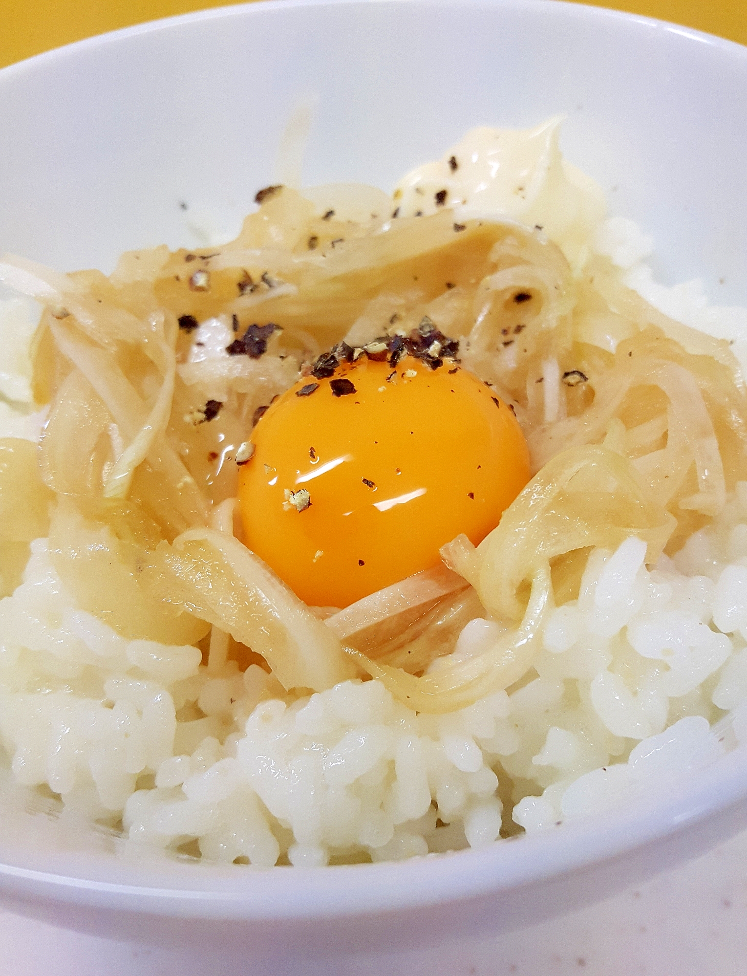 卵かけご飯アレンジ オニオンスライスマヨtkg レシピ 作り方 By Acchan66 楽天レシピ