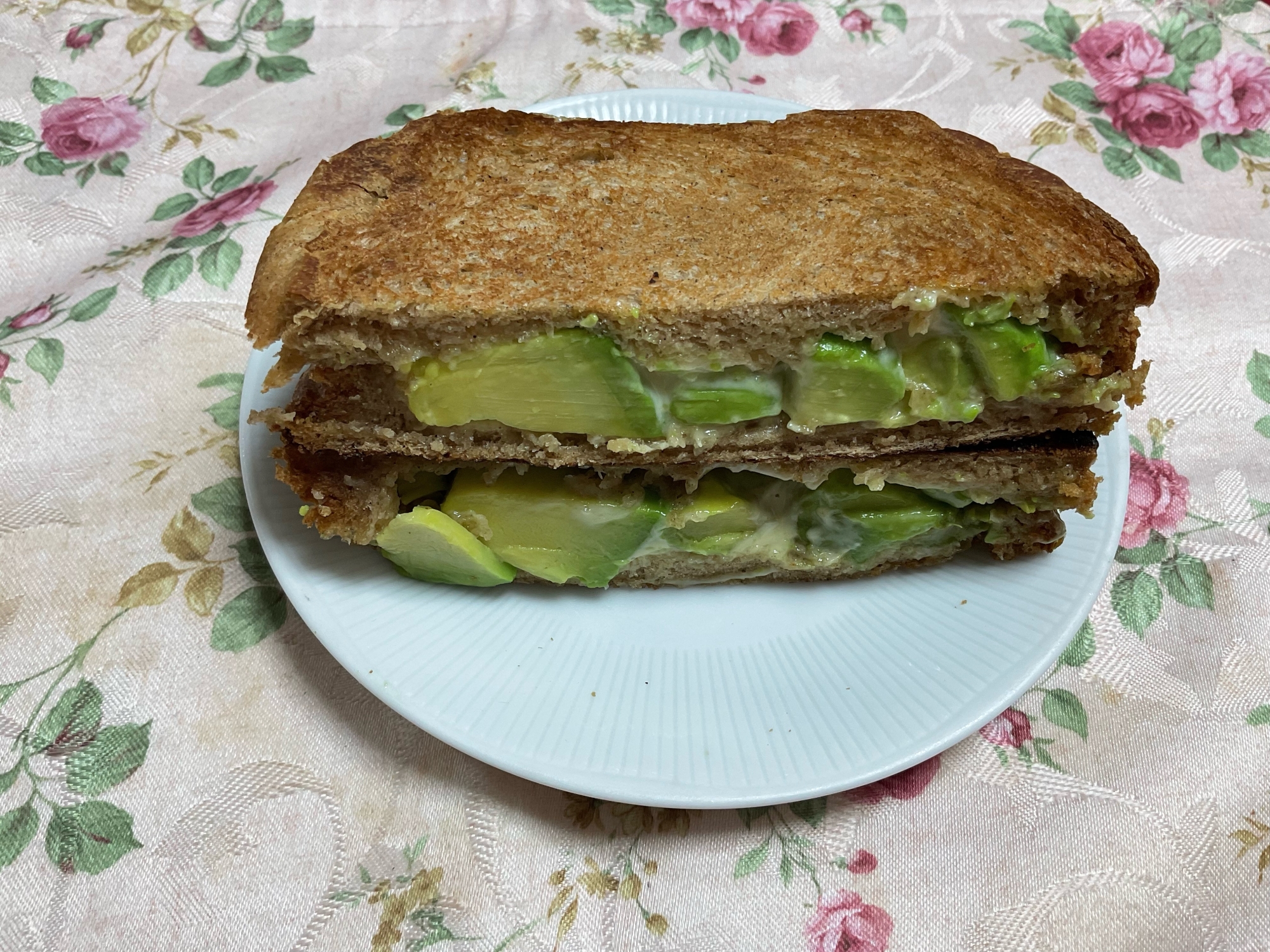 アボカドと国産チーズのホットサンドイッチ