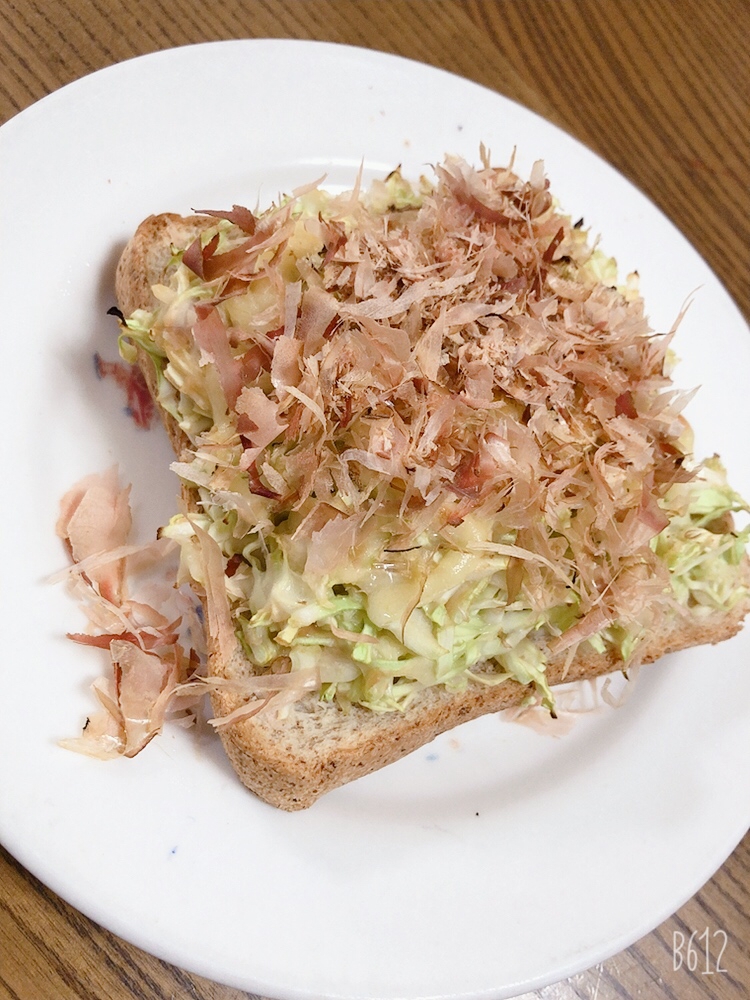 キャベツの味噌チーズトースト