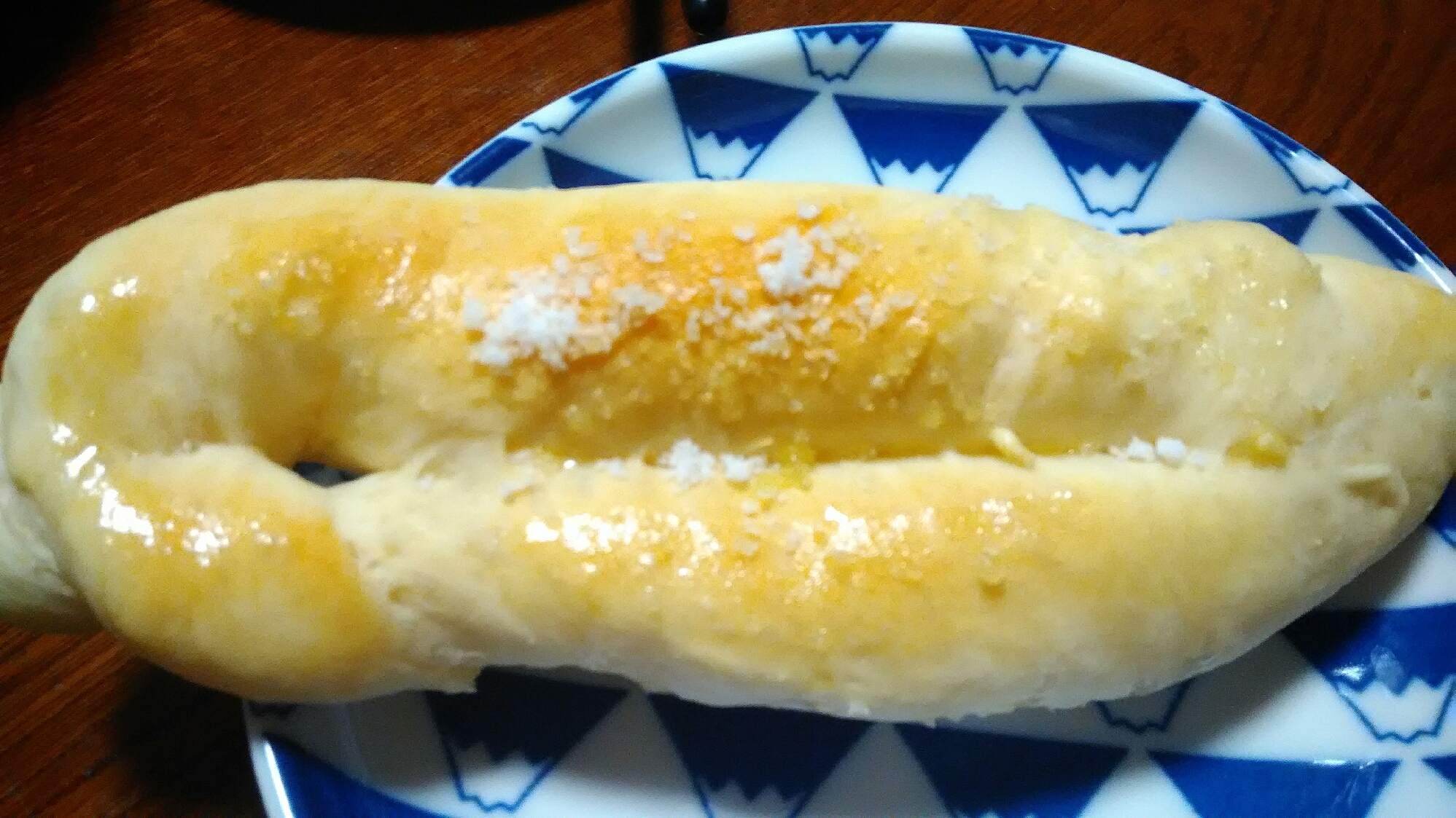 バターに砂糖をかけたバター香るパンに仕上げました。