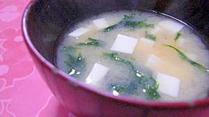 豆腐とアオサ海苔の味噌汁