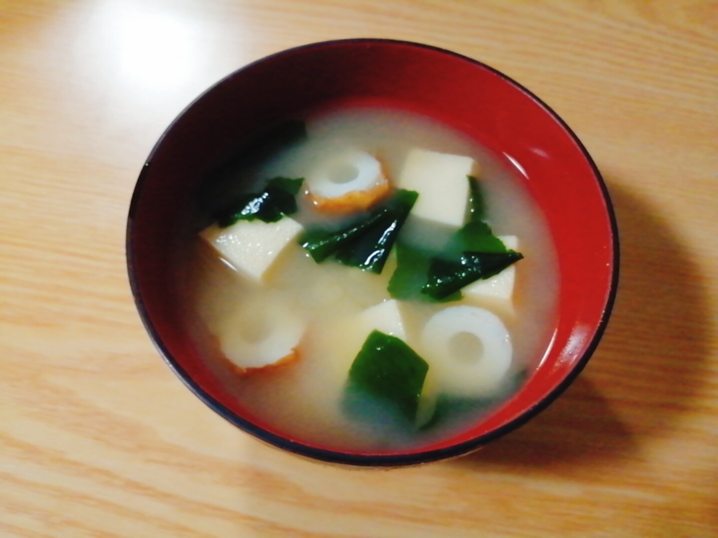 高野豆腐とちくわとわかめの味噌汁