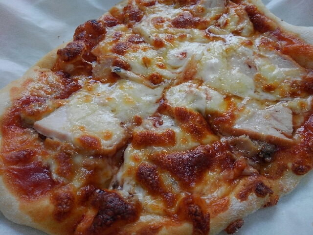 おうちピザ！スモークチキンとアンチョビのピザ