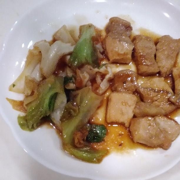 ヒレカツ用豚肉と葉野菜のソテー