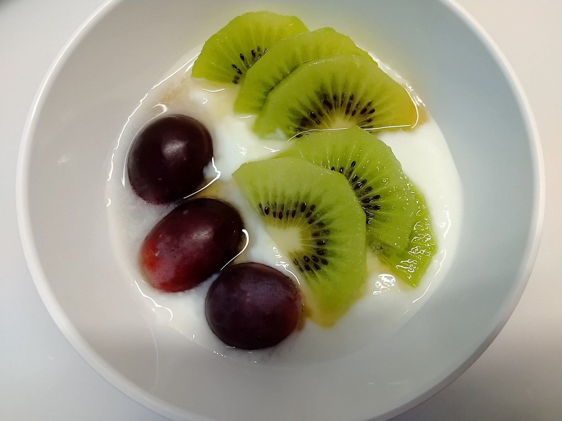 キウイとブドウのヨーグルト