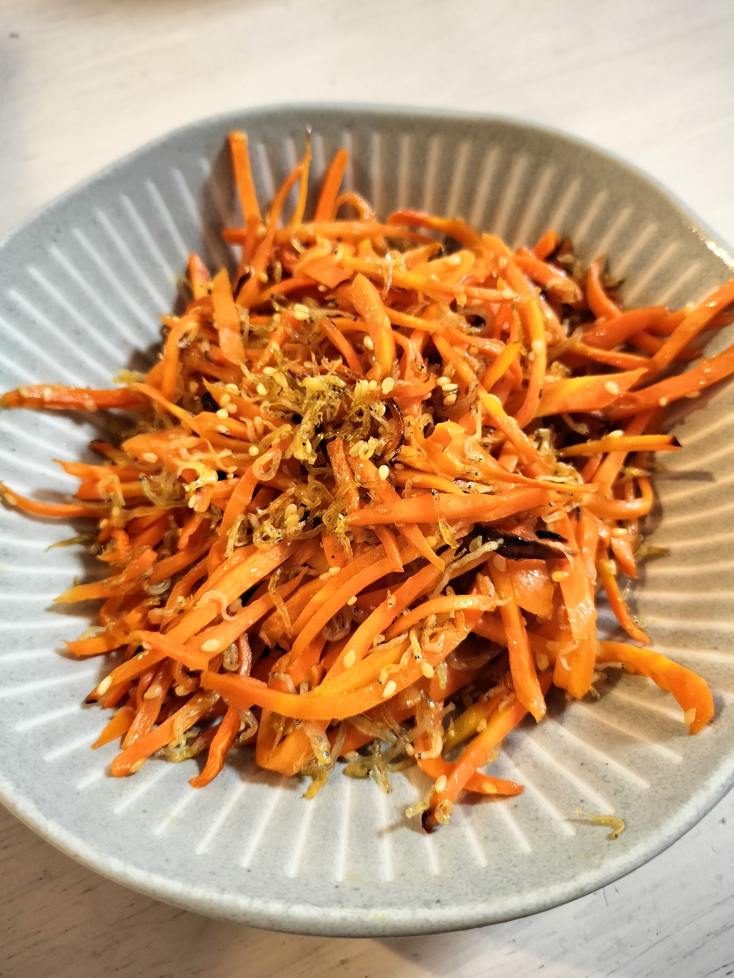 パクパクいける♫人参とちりめんじゃこの炒め物