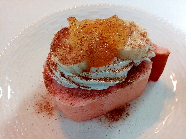 ホイップとバナナとマーマレードの苺ロールケーキ