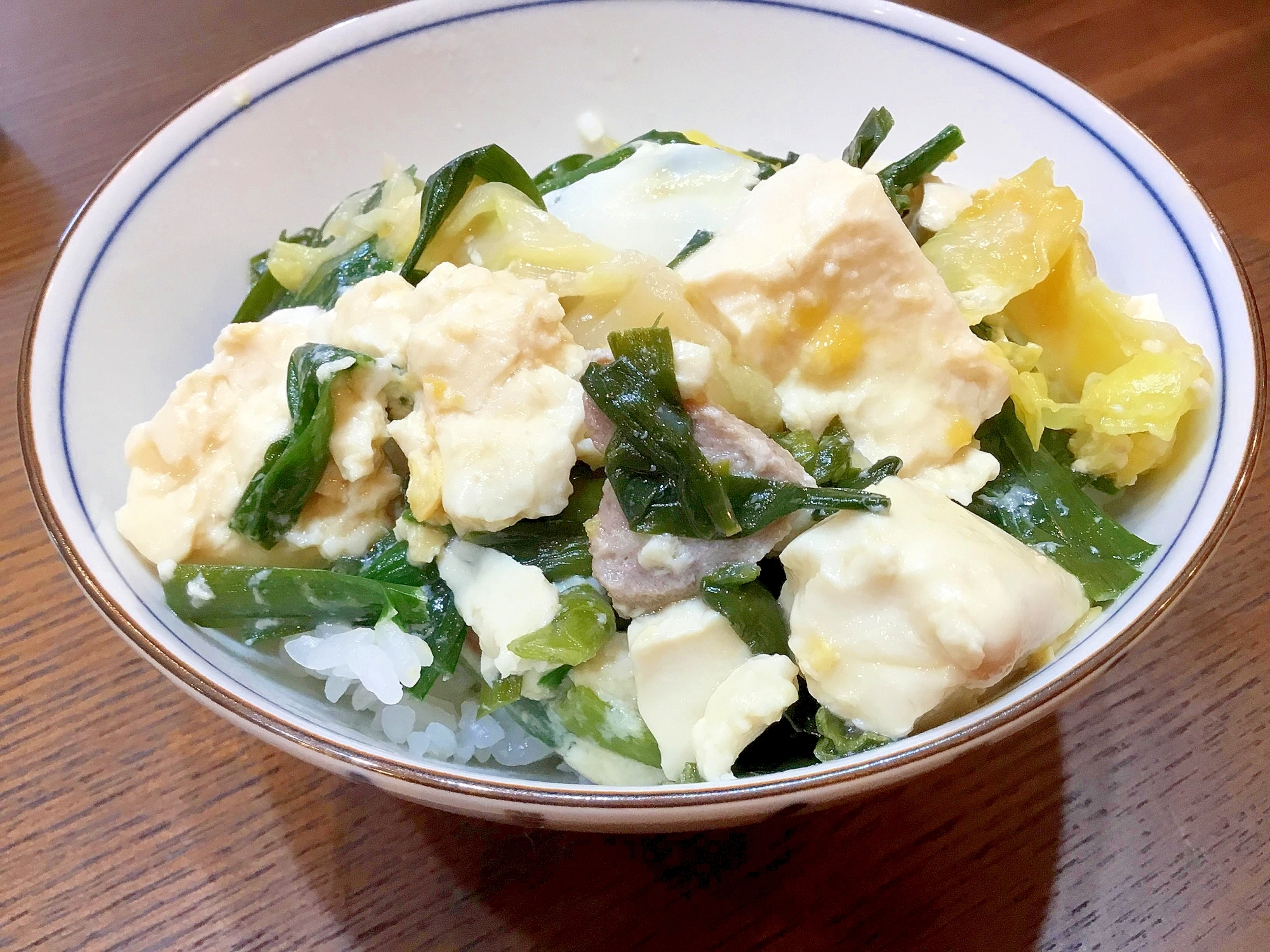 キャベツとニラ玉丼