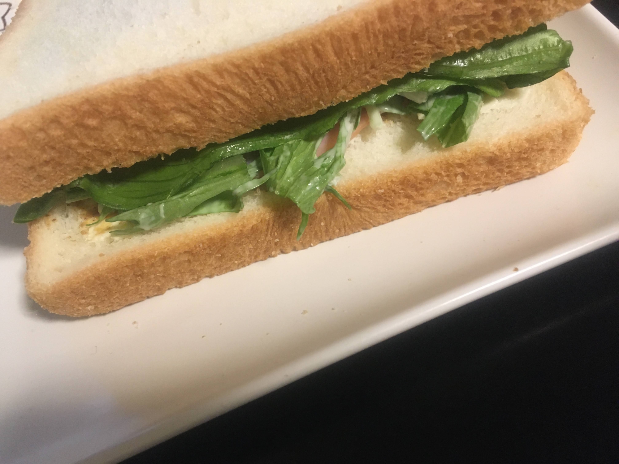レタスとハム、マヨ水菜のサンドイッチ