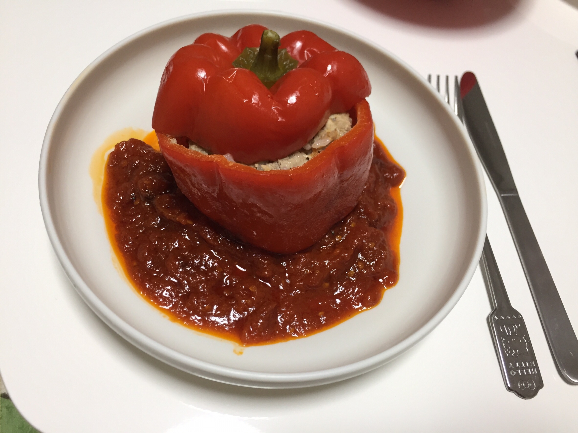 パプリカの肉詰めトマトソース煮