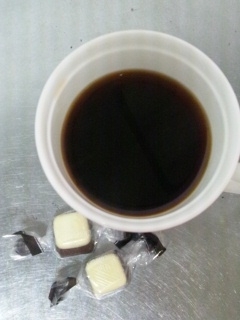 ２色のチョコをコーヒーに入れました、甘くておいしかったです