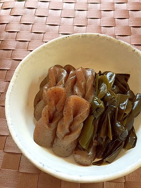 白色の皿に盛られたねじりこんにゃくと昆布のポン酢煮