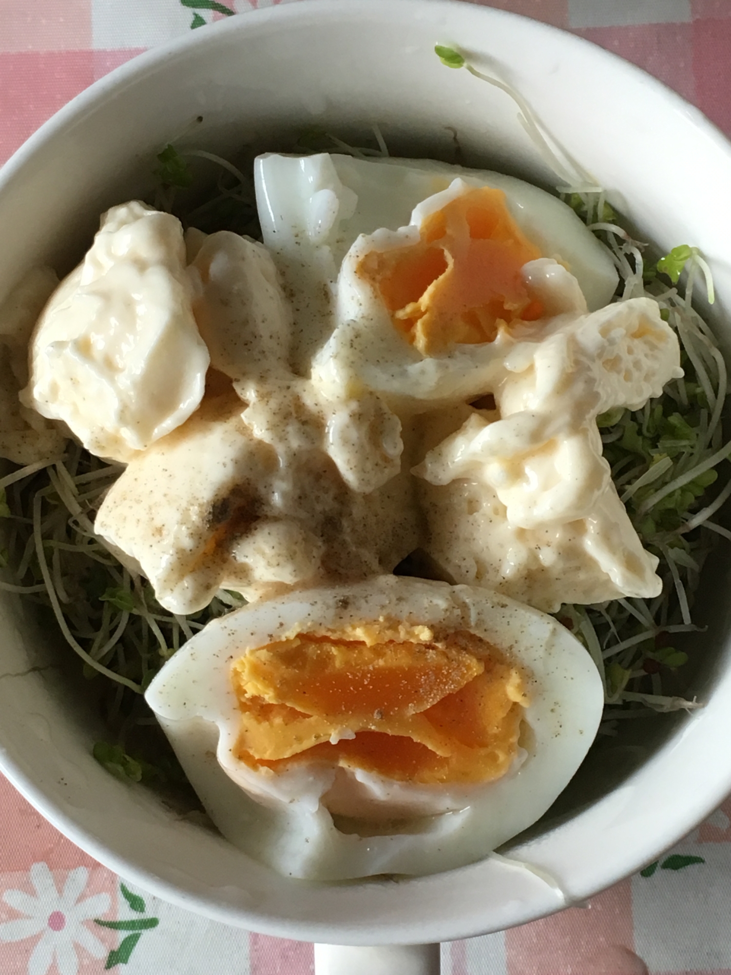 ブロッコリースプラウトとゆで卵のマヨサラダ