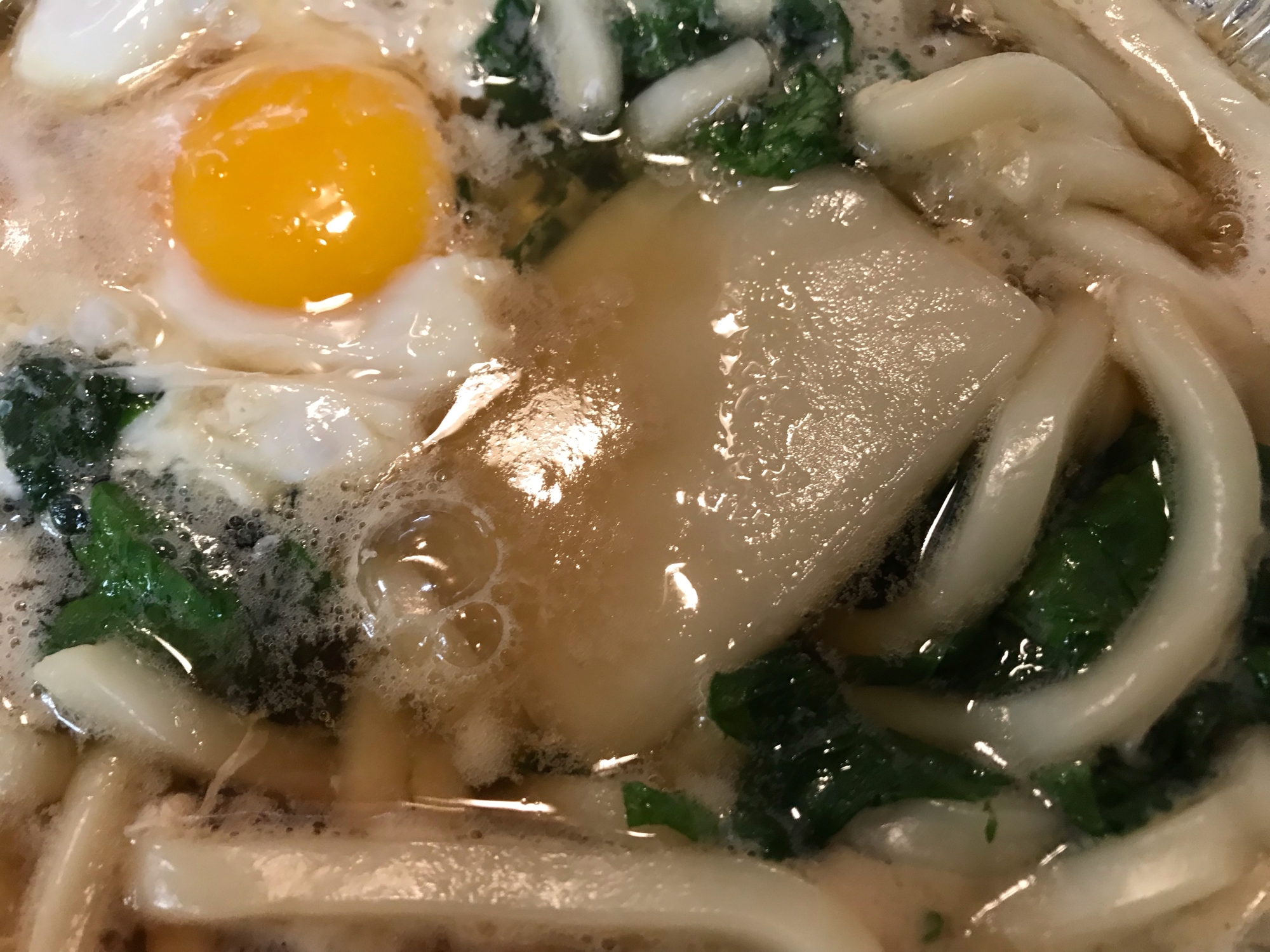 カブの葉入りもちのせ月見煮込みうどん