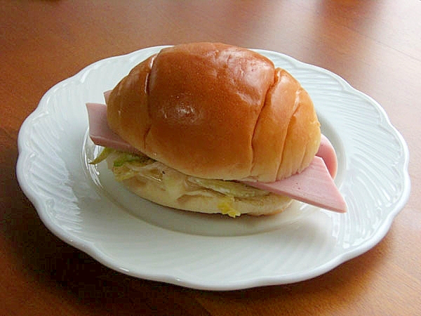 簡単！コールスローと魚肉ソーセージのサンドイッチ