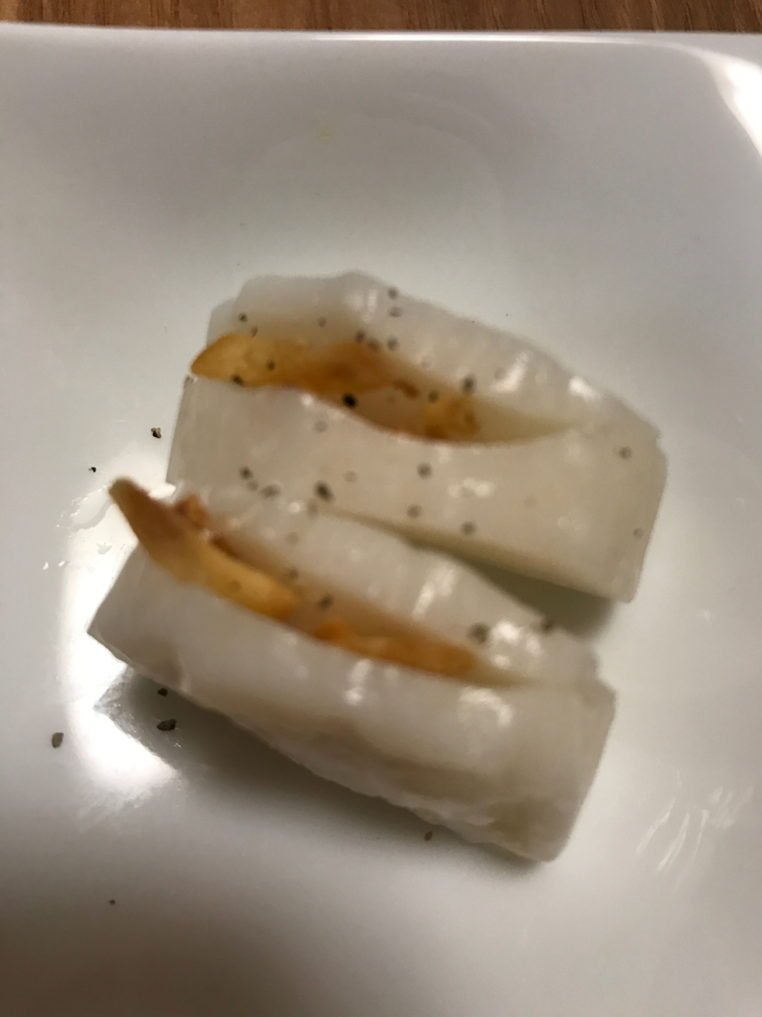 ガーリックチップと粗挽き胡椒のかまぼこサンド